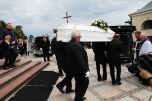 19.08.2021 Daleszyce. Pogrzeb ofiar pijanego kierowcy / Wiktor Taszłow / Radio Kielce