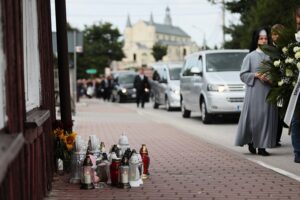 19.08.2021 Daleszyce. Pogrzeb ofiar pijanego kierowcy / Wiktor Taszłow / Radio Kielce