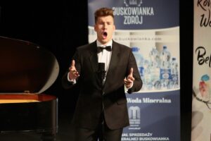 19.08.2021 Busko-Zdrój. Koncert laureatów Międzynarodowego Konkursu Wokalnego „Bella Voce”. Na zdjęciu: Jan Ciepluch - 1 miejsce, grupa młodsza / Wiktor Taszłow / Radio Kielce