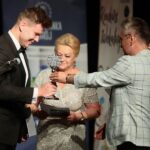 19.08.2021 Busko-Zdrój. Koncert laureatów Międzynarodowego Konkursu Wokalnego „Bella Voce”. Na zdjęciu Jan Ciepluch odbierający od jurorów nagrody / Wiktor Taszłow / Radio Kielce