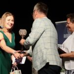 19.08.2021 Busko-Zdrój. Koncert laureatów Międzynarodowego Konkursu Wokalnego „Bella Voce”. Na zdjęciu Marta Błaszak odbierająca od jurorów nagrody / Wiktor Taszłow / Radio Kielce