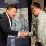 19.08.2021 Busko-Zdrój. Koncert laureatów Międzynarodowego Konkursu Wokalnego „Bella Voce”. Na zdjęciu Xiaoyang Jin odbierający od jurorów wyróżnienie / Wiktor Taszłow / Radio Kielce