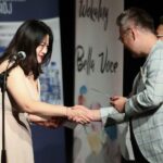 19.08.2021 Busko-Zdrój. Koncert laureatów Międzynarodowego Konkursu Wokalnego „Bella Voce”. Na zdjęciu Wenru Yan odbierająca od jurorów wyróżnienie / Wiktor Taszłow / Radio Kielce