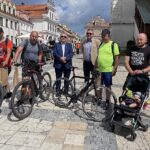 03.08.2021. Sandomierz. Rowerzyści z Lublina wspierają akcję charytatywną na rzecz Bartusia Przychodzkiego. Na zdjęciu (od lewej): rowerzyści Jerzy Dykuniec, Krzysztof Wójcik, Janusz Stasiak - wiceburmistrz Sandomierza, Piotr Wójtowicz - naczelnik wydziału rozwoju, promocji i inwestycji, Piotr Zając - rowerzysta, Łukasz Przychodzki z dziećmi: Bartusiem i Alicją / Grażyna Szlęzak-Wójcik / Radio Kielce