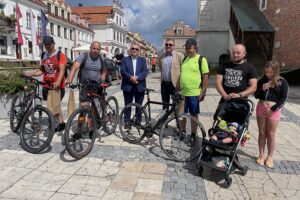 03.08.2021. Sandomierz. Rowerzyści z Lublina wspierają akcję charytatywną na rzecz Bartusia Przychodzkiego. Na zdjęciu (od lewej): rowerzyści Jerzy Dykuniec, Krzysztof Wójcik, Janusz Stasiak - wiceburmistrz Sandomierza, Piotr Wójtowicz - naczelnik wydziału rozwoju, promocji i inwestycji, Piotr Zając - rowerzysta, Łukasz Przychodzki z dziećmi: Bartusiem i Alicją / Grażyna Szlęzak-Wójcik / Radio Kielce