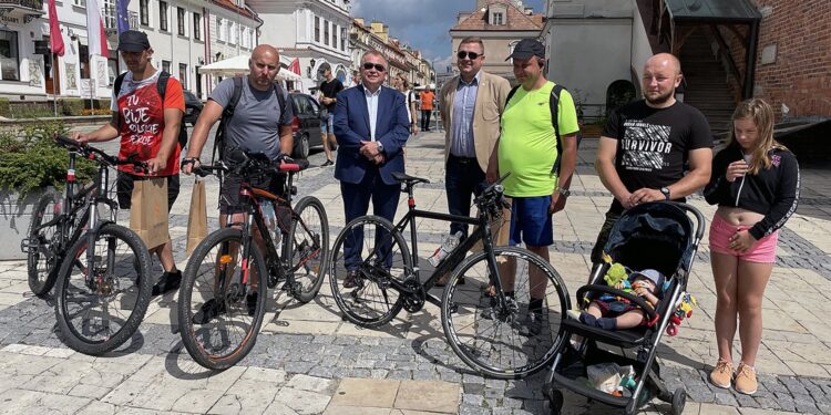 03.08.2021. Sandomierz. Rowerzyści z Lublina wspierają akcję charytatywną na rzecz Bartusia Przychodzkiego. Na zdjęciu (od lewej): rowerzyści Jerzy Dykuniec, Krzysztof Wójcik, Janusz Stasiak - wiceburmistrz Sandomierza, Piotr Wójtowicz - naczelnik wydziału rozwoju, promocji i inwestycji, Piotr Zając - rowerzysta, Łukasz Przychodzki z dziećmi: Bartusiem i Alicją / Grażyna Szlęzak-Wójcik / Radio Kielce