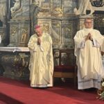 04.08.2021. Sandomierz. Pielgrzymi wyruszają na szlak pątniczy. Na zdjęciu (w środku): Edward Frankowski - biskup senior diecezji sandomierskiej / Grażyna Szlęzak-Wójcik / Radio Kielce