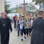 04.08.2021. Sandomierz. Pielgrzymi wyruszają na szlak pątniczy. Na zdjęciu (od lewej): Krzysztof Nitkiewicz - biskup sandomierski / Grażyna Szlęzak-Wójcik / Radio Kielce
