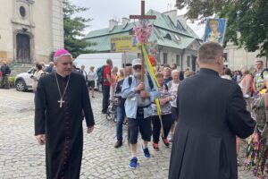 04.08.2021. Sandomierz. Pielgrzymi wyruszają na szlak pątniczy. Na zdjęciu (od lewej): Krzysztof Nitkiewicz - biskup sandomierski / Grażyna Szlęzak-Wójcik / Radio Kielce