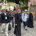 04.08.2021. Sandomierz. Pielgrzymi wyruszają na szlak pątniczy. Na zdjęciu (w środku): Krzysztof Nitkiewicz - biskup sandomierski / Grażyna Szlęzak-Wójcik / Radio Kielce