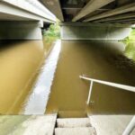 31.08.2021. Kielce Słowik. Przekroczony stan alarmowy na Bobrzy / Jarosław Kubalski / Rado Kielce