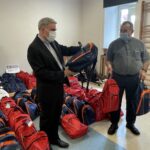 09.08.2021. Sandomierz. Wyprawki szkolne „Tornister pełen uśmiechów”. Na zdjęciu (od lewej): Krzysztof Nitkiewicz - biskup sandomierski / Grażyna Szlęzak-Wójcik / Radio Kielce