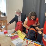 09.08.2021. Sandomierz. Wyprawki szkolne„Tornister pełen uśmiechów”. Na zdjęciu (w środku): Krzysztof Nitkiewicz - biskup sandomierski / Grażyna Szlęzak-Wójcik / Radio Kielce