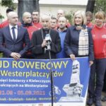 31.08.2021. Kielce. Rajd rowerowy „Pamięci Westerplatczyków”. Na zdjęciu (od lewej): Andrzej Bętkowski - marszałek województwa świętokrzyskiego, Rafał Nowak - wicewojewoda świętokrzyski, ks. biskup Marian Florczyk, Renata Janik - wicemarszałek województwa świętokrzyskiego, Magdalena Fogiel-Litwinek - komendant Ochotniczych Hufców Pracy w Kielcach, Krzysztof Słoń - senator PiS / Jarosław Kubalski / Radio Kielce
