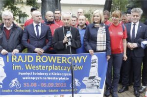 31.08.2021. Kielce. Rajd rowerowy „Pamięci Westerplatczyków”. Na zdjęciu (od lewej): Andrzej Bętkowski - marszałek województwa świętokrzyskiego, Rafał Nowak - wicewojewoda świętokrzyski, ks. biskup Marian Florczyk, Renata Janik - wicemarszałek województwa świętokrzyskiego, Magdalena Fogiel-Litwinek - komendant Ochotniczych Hufców Pracy w Kielcach, Krzysztof Słoń - senator PiS / Jarosław Kubalski / Radio Kielce