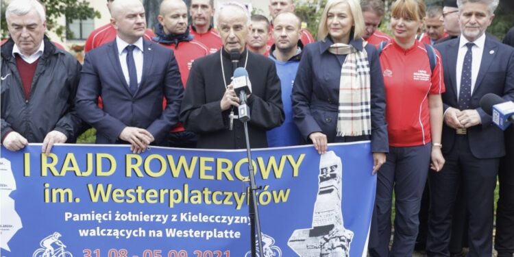 31.08.2021. Kielce. Rajd rowerowy „Pamięci Westerplatczyków”. Na zdjęciu (od lewej): Andrzej Bętkowski - marszałek województwa świętokrzyskiego, Rafał Nowak - wicewojewoda świętokrzyski, ks. biskup Marian Florczyk, Renata Janik - wicemarszałek województwa świętokrzyskiego, Magdalena Fogiel-Litwinek - komendant Ochotniczych Hufców Pracy w Kielcach, Krzysztof Słoń - senator PiS / Jarosław Kubalski / Radio Kielce