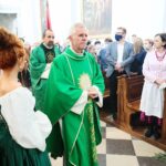 22.08.2021. Święty Krzyż. 370 rocznica śmierci Jeremiego Wiśniowieckiego. Msza święta. Na zdjęciu (na pierwszym planie): ojciec Marian Puchała - superior klasztoru; z tyłu:  prowincjał o. dr Paweł Zając - Polska Prowincja Misjonarzy Oblatów Maryi Niepokalanej / Wiktor Taszłow / Radio Kielce