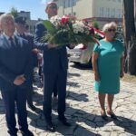 15.08.2021. Sandomierz. Obchody z okazji Dnia Wojska Polskiego i 101. rocznicy Bitwy Warszawskiej. Na zdjęciu: delegacja władz powiatu, od lewej: Ryszard Nagórny - członek zarządu powiatu, Paweł Niedźwiedź -  wicestarosta sandomierski, Grażyna Szklarska - członek zarządu powiatu sandomierskiego / Grażyna Szlęzak-Wójcik / Radio Kielce