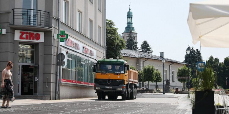 09.07.2021. Kielce. Budowa Teatru im. Stefana Żeromskiego. Wywóz gruzu / Wiktor Taszłow / Radio Kielce