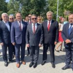 22.08.2021. Staszów. Dzień Chleba - korowód dożynkowy. Na zdjęciu (od lewej w pierwszym rzędzie): Andrzej Bętkowski - marszałek województwa świętokrzyskiego, poseł Marek Kwitek, Leszek Kopeć - burmistrz Staszowa, Józef Żółciak - starosta staszowski, Zbigniew Bąk - Starostwo Powiatowe w Staszowie / Grażyna Szlęzak-Wójcik / Radio Kielce