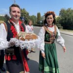22.08.2021. Staszów. Dzień Chleba - korowód dożynkowy. Na zdjęciu starostowie dożynek (od lewej): Tomasz Kos - sołtys Łukawicy, Aldona Janicka - sołtys Wiśniowej Poduchownej / Grażyna Szlęzak-Wójcik / Radio Kielce