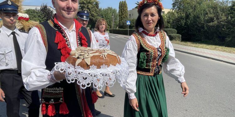 22.08.2021. Staszów. Dzień Chleba - korowód dożynkowy. Na zdjęciu starostowie dożynek (od lewej): Tomasz Kos - sołtys Łukawicy, Aldona Janicka - sołtys Wiśniowej Poduchownej / Grażyna Szlęzak-Wójcik / Radio Kielce