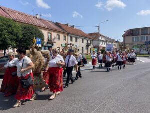 22.08.2021. Staszów. Dzień Chleba - korowód dożynkowy / Grażyna Szlęzak-Wójcik / Radio Kielce