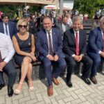 22.08.2021. Staszów. Dzień Chleba - korowód dożynkowy. Na zdjęciu (od lewej): Leszek Kopeć - burmistrz Staszowa, Ewa Kondek - zastępca burmistrza, poseł Marek Kwitek, Józef Żółciak - starosta staszowski, Krzysztof Szatan - przewodniczący klubu PiS w Radzie Miasta Sandomierza. / Grażyna Szlęzak-Wójcik / Radio Kielce