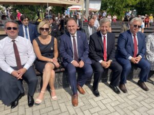 22.08.2021. Staszów. Dzień Chleba - korowód dożynkowy. Na zdjęciu (od lewej): Leszek Kopeć - burmistrz Staszowa, Ewa Kondek - zastępca burmistrza, poseł Marek Kwitek, Józef Żółciak - starosta staszowski, Krzysztof Szatan - przewodniczący klubu PiS w Radzie Miasta Sandomierza. / Grażyna Szlęzak-Wójcik / Radio Kielce