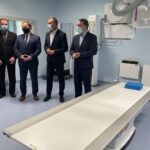 25.08.2021. Sandomierz. Oddanie do użytku pracowni rentgenowskiej w Szpitalu Specjalistycznym im. Ducha Świętego. Na zdjęciu (od lewej): Tomasz Huk - przewodniczący Rady Powiatu Sandomierskiego, radny Waldemar Marus - przewodniczący klubu PiS w Radzie Powiatu, poseł PiS Marek Kwitek. Marcin Piwnik - starosta sandomierski, Marek Kos - dyrektor Szpitala Specjalistycznego im. Ducha Świętego w Sandomierzu / Grażyna Szlęzak-Wójcik / Radio Kielce