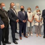 25.08.2021. Sandomierz. Oddanie do użytku pracowni rentgenowskiej w Szpitalu Specjalistycznym im. Ducha Świętego. Na zdjęciu (od lewej): Tomasz Huk - przewodniczący Rady Powiatu Sandomierskiego,  radny Waldemar Marus - przewodniczący klubu PiS w Radzie Powiatu,  Marcin Piwnik  starosta sandomierski, poseł PiS Marek Kwitek, Barbara Sobek - starszy technik RTG, Tomasz Strugała - koordynator zespołu techników w zakładzi - kierownik zakładu radiologii, lekarz, Marek Kos - dyrektor Szpitala Specjalistycznego im. Ducha Świętego w Sandomierzu / Grażyna Szlęzak-Wójcik / Radio Kielce