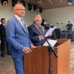 29.08.2021. Łoniów. Dożynki powiatowe. Na zdjęciu (od lewej, w pierwszym rzędzie): Marcin Piwnik - starosta sandomierski, Szymon Kołacz - wójt gminy Łoniów, w drugim rzędzie od lewej: Tomasz Huk - przewodniczący Rady Powiatu Sandomierskiego, Wiesław Gilewski - wiceprzewodniczący Rady Gminy w Łoniowie / Grażyna Szlęzak-Wójcik / Radio Kielce