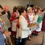 29.08.2021. Łoniów. Dożynki powiatowe. Na zdjęciu: reprezentacja gminy Koprzywnica ośpiewuje dożynkowy wieniec. Z bochnem chleba Aleksandra Klubińska - burmistrz Koprzywnicy / Grażyna Szlęzak-Wójcik / Radio Kielce