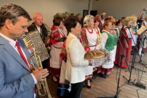 29.08.2021. Łoniów. Dożynki powiatowe. Na zdjęciu: reprezentacja gminy Koprzywnica ośpiewuje dożynkowy wieniec. Z bochnem chleba Aleksandra Klubińska - burmistrz Koprzywnicy / Grażyna Szlęzak-Wójcik / Radio Kielce