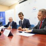 24.08.2021. Kielce. Podpisanie umowy na budowę kotłowni gazowej pomiędzy PGE Energia Ciepła S.A. a SBB Energy S.A. Na zdjęciu (od lewej): Zbigniew Duda - dyrektor oddziału Elektrociepłownia w Kielcach, Przemysław Kołodziejak - prezes zarządu PGE Energia Ciepła, Ziemowit Słomczyński - prezes zarządu SBB Energy, Andrzej Brzdękiewicz - wiceprezes zarządu SBB Energy / Wiktor Taszłow / Radio Kielce