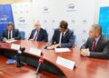 24.08.2021. Kielce. Podpisanie umowy na budowę kotłowni gazowej pomiędzy PGE Energia Ciepła S.A. a SBB Energy S.A. Na zdjęciu (od lewej): Zbigniew Duda - dyrektor oddziału Elektrociepłownia w Kielcach, Przemysław Kołodziejak - prezes zarządu PGE Energia Ciepła, Ziemowit Słomczyński - prezes zarządu SBB Energy, Andrzej Brzdękiewicz - wiceprezes zarządu SBB Energy / Wiktor Taszłow / Radio Kielce