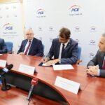 24.08.2021. Kielce. Podpisanie umowy na budowę kotłowni gazowej pomiędzy PGE Energia Ciepła S.A. a SBB Energy S.A. Na zdjęciu (od lewej): Zbigniew Duda - dyrektor oddziału Elektrociepłownia w Kielcach, Przemysław Kołodziejak - prezes zarządu PGE Energia Ciepła, Ziemowit Słomczyński - prezes zarządu SBB Energy, Andrzej Brzdękiewicz - wiceprezes zarządu SBB Energy / Wiktor Taszłow / Radio Kielce