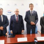 24.08.2021. Kielce. Podpisanie umowy na budowę kotłowni gazowej pomiędzy PGE Energia Ciepła S.A. a SBB Energy S.A. Na zdjęciu (od lewej): Zbigniew Duda - dyrektor oddziału Elektrociepłownia w Kielcach, Przemysław Kołodziejak - prezes zarządu PGE Energia Ciepła, Ziemowit Słomczyński - prezes zarządu SBB Energy, Andrzej Brzdękiewicz - wiceprezes zarządu SBB Energy / Wiktor Taszłow / Radio Kielce