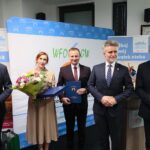 24.08.2021. Kielce. Podpisanie umów w ramach programu „Czyste Powietrze”. Na zdjęciu (od lewej): Paweł Mirowski - prezes Narodowego Funduszu Ochrony Środowiska i Gospodarki Wodnej, Roksana Nowosad - beneficjentka programu, Ryszard Gliwiński - prezes Wojewódzkiego Funduszu Ochrony Środowiska i Gospodarki Wodnej w Kielcach, Krzysztof Słoń - senator, Zbigniew Koniusz - wojewoda świętokrzyski / Wiktor Taszłow / Radio Kielce