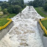 31.08.2021. Skutki miejscowych nawałnic. Spust wody z zalewu w Cedzynie / Jarosław Kubalski / Radio Kielce