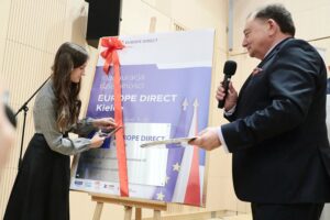 26.08.2021. Kielce. Inauguracja działalności Europe Direct Kielce. Na zdjęciu (od lewej): Julia Łaszewicz - uczennica Szkoły Podstawowej nr 13 w Starachowicach, Marek Banasik - przedsiębiorca i prezes Świętokrzyskiego Związku Pracodawców Prywatnych Lewiatan / Wiktor Taszłow / Radio Kielce