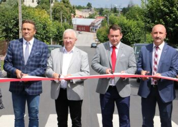 03.08.2021. Chmielnik. Otwarcie ulicy Dygasińskiego. Na zdjęciu (od lewej): Mirosław Gębski - starosta kielecki, poseł Krzysztof Lipiec - prezes świętokrzyskich struktur PiS, Cezary Majcher - członek zarządu powiatu kieleckiego i Mariusz Ściana - członek zarządu powiatu kieleckiego / Starostwo Powiatowe w Kielcach