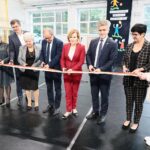 30.08.2021. Nowa Słupia. Oficjalne otwarcie zmodernizowanej hali sportowej przy Szkole Podstawowej w Nowej Słupi. Na zdjęciu (od lewej):  Ewa Pastuszyńska - radna gminy, Bartosz Dudkiewicz - radny gminy, Jadwiga Kot - sołtys Nowej Słupi, Andrzej Gąsior - burmistrz Nowej Słupi, Anna krupka - wiceminister kultury, dziedzictwa narodowego i sportu, Krzysztof Słoń - senator PiS, Renata Storzysz - dyrektor szkoły / Wiktor Taszłow / Radio Kielce