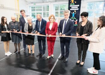 30.08.2021. Nowa Słupia. Oficjalne otwarcie zmodernizowanej hali sportowej przy Szkole Podstawowej w Nowej Słupi. Na zdjęciu (od lewej):  Ewa Pastuszyńska - radna gminy, Bartosz Dudkiewicz - radny gminy, Jadwiga Kot - sołtys Nowej Słupi, Andrzej Gąsior - burmistrz Nowej Słupi, Anna krupka - wiceminister kultury, dziedzictwa narodowego i sportu, Krzysztof Słoń - senator PiS, Renata Storzysz - dyrektor szkoły / Wiktor Taszłow / Radio Kielce