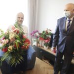 31.08.2021. Bilcza. Jubileusz 100-lat pani Katarzyny. Na zdjęciu (od lewej): jubilatka pani Katarzyna Radomska, Marian Buras - burmistrz Morawicy / Jarosław Kubalski / Radio Kielce