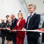 30.08.2021. Nowa Słupia.  Oficjalne otwarcie zmodernizowanej hali sportowej przy Szkole Podstawowej w Nowej Słupi. Na zdjęciu (od lewej):  Ewa Pastuszyńska - radna gminy, Bartosz Dudkiewicz - radny gminy, Jadwiga Kot - sołtys Nowej Słupi, Andrzej Gąsior - burmistrz Nowej Słupi, Anna krupka - wiceminister kultury, dziedzictwa narodowego i sportu, Krzysztof Słoń - senator PiS, Renata Storzysz - dyrektor szkoły / Wiktor Taszłow / Radio Kielce