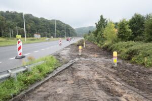 26.08.2021. Kielce. Budowa ścieżki rowerowej wzdłuż ulicy Krakowskiej / Wiktor Taszłow / Radio Kielce