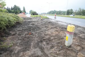 26.08.2021. Kielce. Budowa ścieżki rowerowej wzdłuż ulicy Krakowskiej / Wiktor Taszłow / Radio Kielce