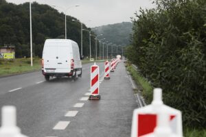 26.08.2021. Kielce. Budowa ścieżki rowerowej wzdłuż ulicy Krakowskiej / Wiktor Taszłow / Radio Kielce