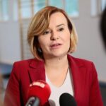 30.08.2021. Nowa Słupia.  Oficjalne otwarcie zmodernizowanej hali sportowej przy Szkole Podstawowej w Nowej Słupi. Na zdjęciu Anna Krupka - wiceminister kultury, dziedzictwa narodowego i sportu / Wiktor Taszłow / Radio Kielce